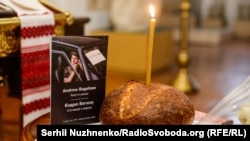 Пам'яті Ендрю і Кріса. У Києві попрощалися з британськими волонтерами (фото)