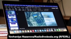 Зображення з написом «Українська – мова героїв!» із фейсбучної сторінки мовного омбудсмена України на екрані ноутбуку в одному з мовних клубів у Запоріжжі. Січень 2023 року