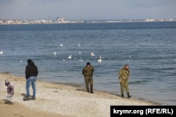 Море під охороною. Морський пляж у Феодосії, лютий 2023 року