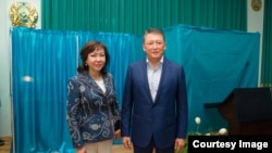 Қазақстанның бұрынғы президенті Нұрсұлтан Назарбаевтың қызы Динара (сол жақта) күйеуі Тимур Құлыбаевпен бірге