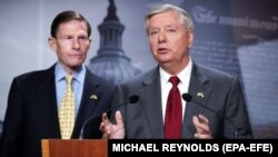 Ліндсі Грем (праворуч) і Річард Блюменталь відвідали Київ 30 травня (архівне фото)