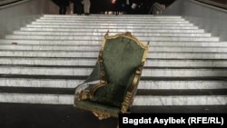 Помятое кресло внутри резиденции президента Казахстана в Алматы во время январских событий. 6 января 2022 года