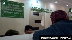 Душанбе банкіне ақша алуға келген әйел. Архивтегі сурет.