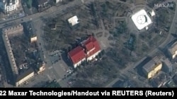 На супутниковому знімку, датованому 14-м березня, видно написи «дети» на площі біля театру в Маріуполі.