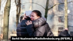 Кияни плачуть біля пошкодженого російською армією обстрілом будинку. Київ, Україна. 15 березня 2022 року