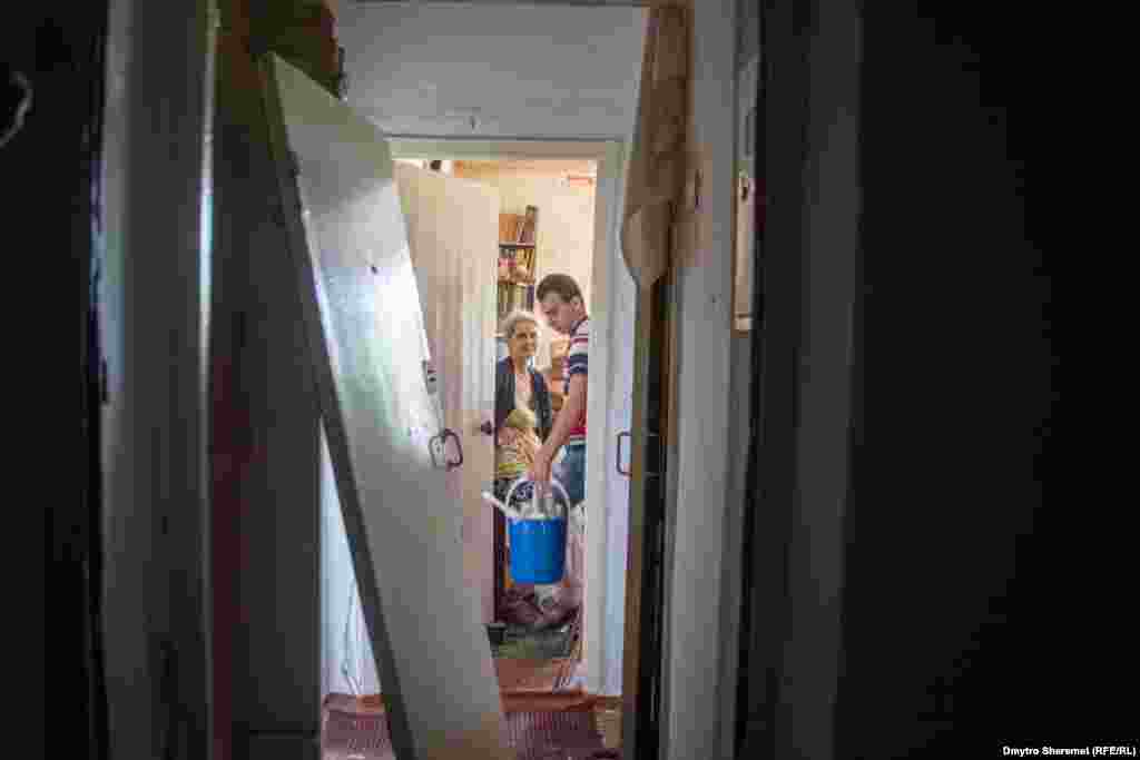 У багатьох квартирах від вибухової хвилі повиривало вхідні двері