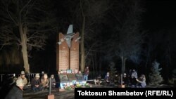 Кырсыкта каза болгондор үчүн тургузулган эстеликтин жанында куран окулду. 16-январь, 2022-жыл. 