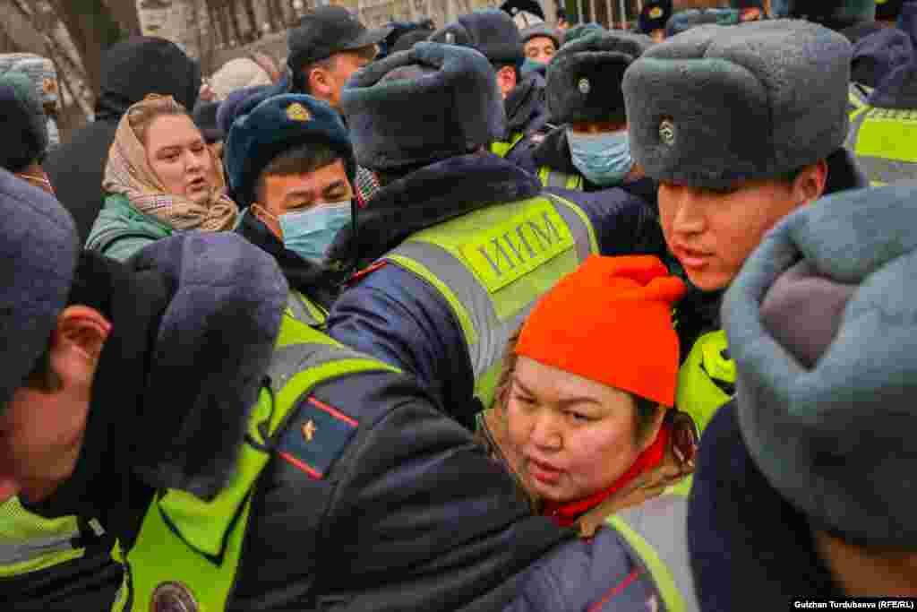 За два дня до задержания на канале Temirov LIVE в YouTube было опубликовано расследование о причастности родственников главы ГКНБ Камчыбека Ташиева к схемам по экспорту мазута. 