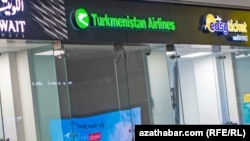 "Türkmenistan howa ýollary" awiakompaniýasynyň Stambulyň halkara howa menzilindäki edarasy. Stambul, 29-njy mart, 2022-nji ýyl.