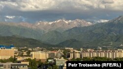 Многоэтажные здания в верхней части Алматы. 18 июля 2022 года
