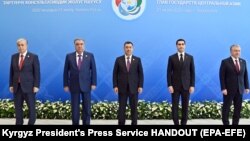 На фото лидеры стран Центральной Азии (слева направо): Касым-Жомарт Токаев, Эмомали Рахмон, Садыр Жапаров, Сердар Бердымухамедов, Шавкат Мирзиеев  