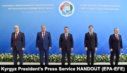 Лидеры стран Центральной Азии (слева направо): президент Казахстана Касым-Жомарт Токаев, президент Таджикистана Эмомали Рахмон, президент Кыргызстана Садыр Жапаров, президент Туркменистана Сердар Бердымухамедов, президент Узбекистана Шавкат Мирзиёев
