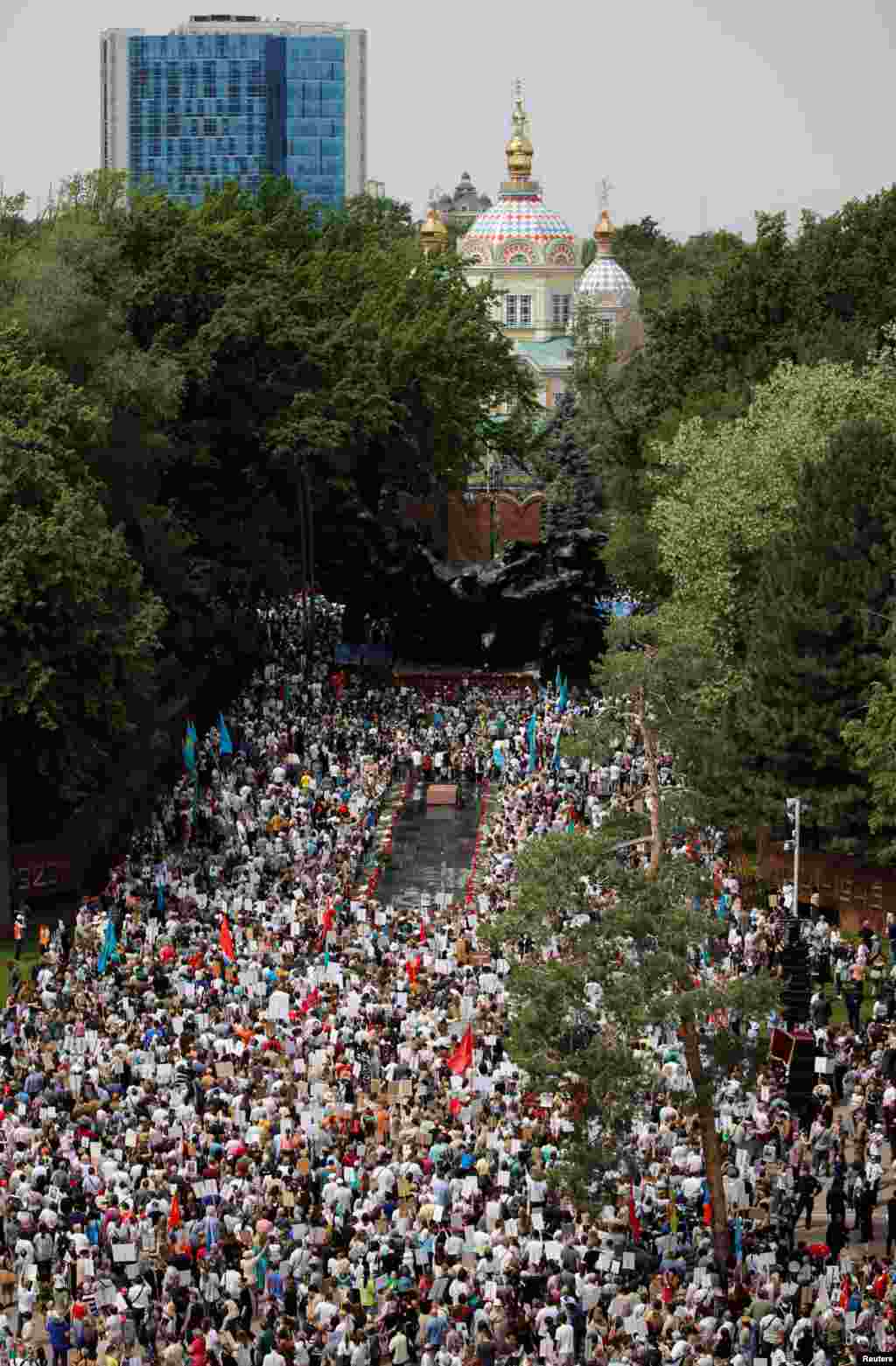 Қазақстанда "Батырларға тағзым" 2022 жылы өткен еді. Ресейдің Украинаға басқыншылық соғысы басталған соң Қазақстанда "Мәңгілік полк" шарасына деген көзқарас өзгерді. Қазақстандықтардың көбі бұл маршты Ресейдің жеңіс культін агрессиялық саясатымен ұштастырып пайдаланады деп қабылдай бастады. Елде шараға қарсылық туындаған тұста Қазақстан бұл маршты өткізуге рұқсат бермей келген. 