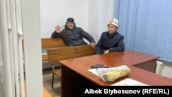 Азимбек Бекназаров (в кепке).