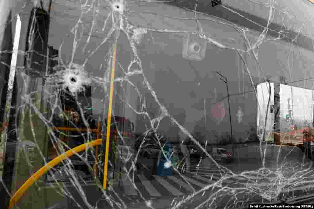 Пошкоджений автобус внаслідок обстрілу Києва армією РФ у ніч проти 29 листопада 2025 року. Керівництво Росії заперечує, що російська армія під час повномасштабної війни завдає цілеспрямованих ударів по цивільній інфраструктурі міст і сіл України, убиваючи цивільне населення і руйнуючи лікарні, школи, дитячі садочки, об’єкти енергетики та водозабезпечення