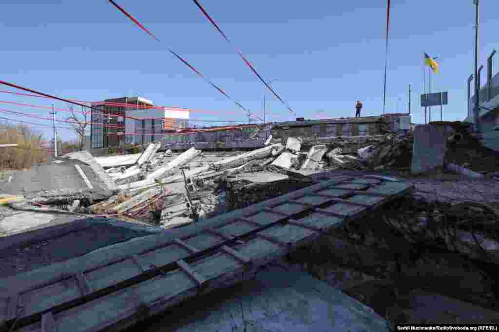 На початку повномасштабного російського вторгнення жителі Ірпеня пішки покидали свої домівки, взявши з собою лише необхідні речі. З кінця лютого та у березні 2022 року, втікаючи від російської окупації, Романівський міст перетнули майже 40 тисяч цивільних.Ліворуч фото від 11 березня 2022, праворуч – березень 2025 року