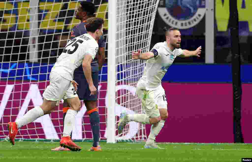 Офри Арад гол салғанына қуанып жатқан сәт. 