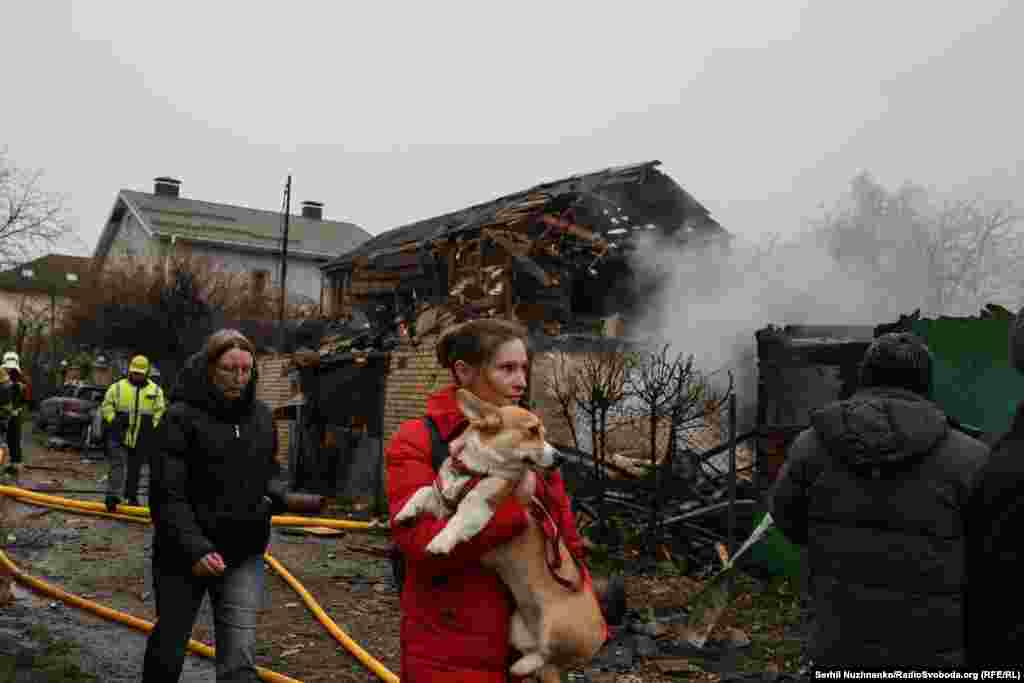 Люди йдуть у безпечне місце, рятуючи себе й своїх тварин, після удару по Святошинському районі Києва, 29 листопада 2025 року