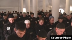 Колониядә мөселманнар намаз укый. Архив фотосы