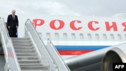 Президент России Владимир Путин у самолета