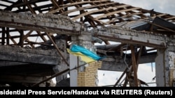 Пошкоджена російськими обстрілами будівля в Куп’янську на Харківщині