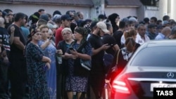  Республика Дагестан. Махачкала. Люди у республиканского сборного призывного пункт