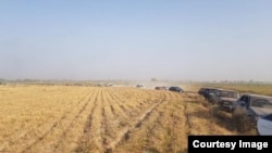 Чек арадагы кагылыштан улам коопсуз жакка кетип бараткан эл. Лейлек, Баткен. 16-сентябрь, 2022-жыл.