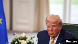 Президент США Дональд Трамп на фоне флага ЕС