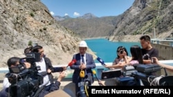 Еще в марте 2021 года официальные лица Кыргызстана предупреждали, что уровень воды в водохранилище тревожно низок – 8,7 миллиарда кубометров, что намного ниже объема хранилища – 19,5 миллиарда кубометров.