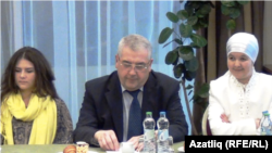 Студент Лира Фәсхетдинова (с), Русиянең Чехиядәге сәүдә вәкиле урынбасары Әхтәм Невметжанов, журналист Ландыш Харрасова