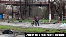 Загиблі від обстрілів на вулицях блокадного Маріуполя, квітень 2022 року