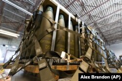 Військово-повітряна база США в Дуврі. Піддони зі 155-мм снарядами для доставки до України. Штат Делавер, 29 квітня 2022 року