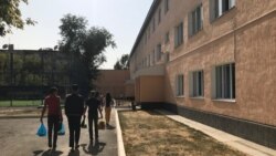 Студенты у общежития. Иллюстративное фото.