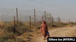 Қазақстанның Өзбекстанмен шекарасындағы Достық ауылында. Азаттық архивіндегі фото