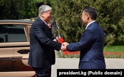 Садыр Жапаров (справа) и Касым-Жомарт Токаев в Бишкеке. 26 мая 2022 года.
