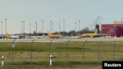 Avioane de marfă DHL pe aeroportul din Leipzig. Germania a avut și ea parte de tentative dejucate de sabotaj cu colete explozive, în 2024. 