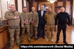 Російський глава Криму Сергій Аксьонов з учасниками 11-го батальйону «БАРС-Крим», нагородженими за відбиття атаки безпілотників у Криму під час повномасштабного вторгнення РФ в Україну