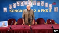 Քրդական բանվորական կուսակցության գործադիր կոմիտեի անդամ Դուրան Կալկանը ելույթ է ունենում Իրաքի հյուսիսում անցկացվող համագումարում, 12-ը մայիսի, 2025թ.