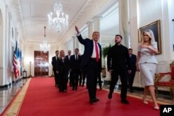 Дональд Трамп веде президента України і провідних політиків Європи крос-холом Білого дому. Вашингтон, 18 серпня 2025 року