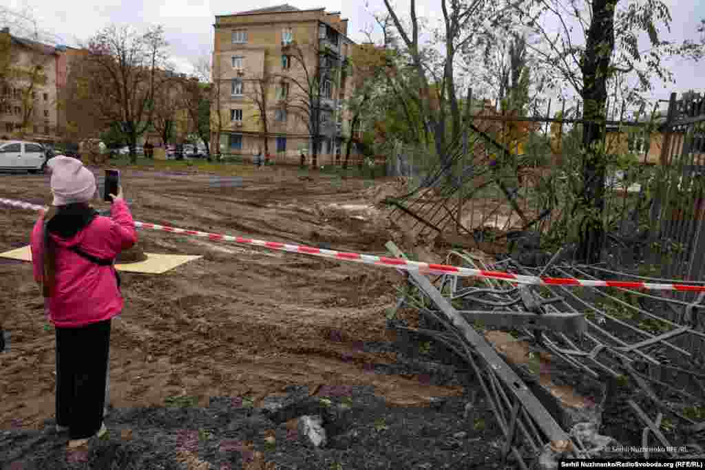 Ще один двір на лівому березі столиці за добу до цього, 25 жовтня.На місці удару балістичною ракетою утворилася вирва. За даними Повітряних сил ЗСУ, у ніч на 25 жовтня російські військові атакували територію України дев’ятьма балістичними ракетами «Іскандер-М», а також 62 ударними дронами