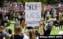 Массовые выступления против антиковидных ограничений в Мельбурне. 20 ноября 2021 года