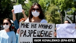 "Маалыматты манипуляциялоо" жөнүндө мыйзам долбоору парламентте каралган күнү, 25-июнда өткөн акциядан бир көрүнүш. Бишкек. 2020-жыл.