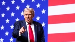 Президент США Дональд Трамп на фоне американского флага