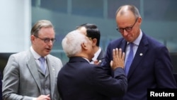 Прем'єр-міністр Бельгії Барт де Вевер, президент Європейської ради Антоніо Коста та канцлер Німеччини Фрідріх Мерц спілкуються під час саміту лідерів Європейського Союзу в Брюсселі, Бельгія, 23 жовтня 2025 року.