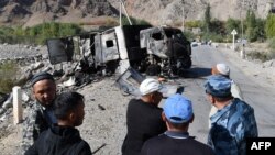 Кыргызстан, Баткен облусу. Кыргыз-тажик чек арасы, Ак-Сай айылы. 16-сентябрдагы куралдуу жаңжалда күйүп кеткен жүк ташуучу машине.   Сүрөт 20-сентябрда тартылган. 