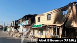 16-17-сентябрдагы чек арадагы куралдуу жаңжалда Лейлек районунун Интернационал айылындагы "Достук" базары дээрлик толугу менен өрттөнгөн. 