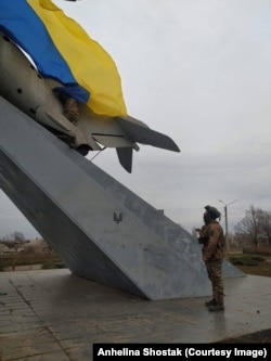 Військові повісили прапор Ангеліни при в'їзді в Бахмут