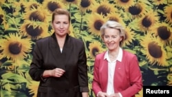 Премьер-министр Дании Метте Фредериксен и председатель Европейской комиссии Урсула фон дер Ляйен на саммите Европейского политического сообщества в Копенгагене. 2 октября 2025 года