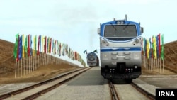 Gazagystan - Türkmenistan - Eýran demir ýolunyň ugry bilen barýan otly. Arhiwden alnan surat. 