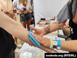 Намёт BySol на фэстывалі Tutaka ў Польшчы. Супрацоўнікі фонду за данаты прыклейваюць ахвочым на цела налепкі «экстрэміст», «каханьне». 2025 год. Архіўнае фота